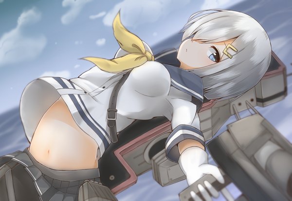 Anime picture 1171x808 with kantai collection hamakaze destroyer mizushina minato single looking at viewer fringe short hair blue eyes white hair hair over one eye girl skirt gloves navel hair ornament weapon miniskirt white gloves sea gun