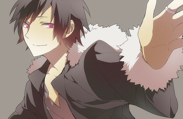 Anime picture 1000x650 with durarara!! brains base (studio) orihara izaya single looking at viewer short hair black hair red eyes light smile grey background brown background boy coat