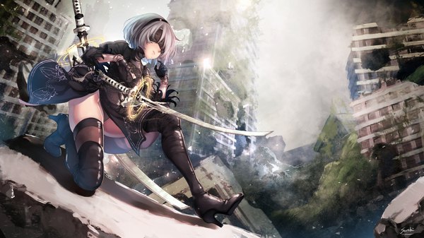 イラスト 1920x1080 と nier nier:automata ヨルハ二号b型 saraki ソロ highres 短い髪 light erotic wide image holding signed 全身 white hair ほくろ high heels 壁紙 kneeling 艶ぼくろ sheathed ruins