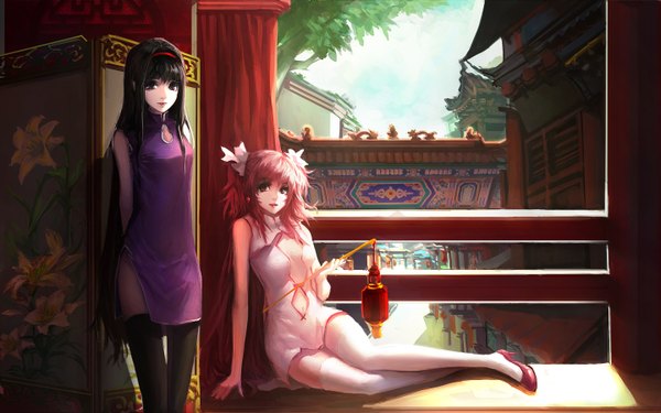 Anime picture 1440x900 with mahou shoujo madoka magica shaft (studio) akemi homura kaname madoka blackrabbitsoul long hair black hair red eyes wide image purple eyes multiple girls pink hair traditional clothes chinese clothes girl thighhighs bow black thighhighs 2 girls hair bow