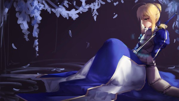 Anime picture 1298x736 with fate (series) fate/stay night type-moon artoria pendragon (all) saber g q single long hair fringe blonde hair wide image sitting holding green eyes looking away ahoge bent knee (knees) profile shadow hair bun (hair buns)