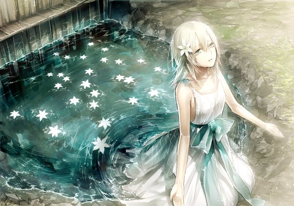 Anime picture 1280x900 with nier nier replicant yonah tayuya1130 single short hair open mouth blue eyes blonde hair bare shoulders white hair hair flower looking up girl dress hair ornament flower (flowers) water sundress