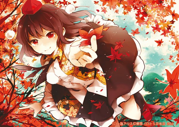 Anime picture 1000x713 with touhou shameimaru aya azuma aya single looking at viewer short hair smile red eyes brown hair girl socks headdress leaf (leaves) black socks autumn leaves tokin hat