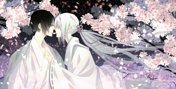 Anime picture 1084x550 with tokyo onmyouji shijuu hachi long hair short hair blue eyes black hair wide image silver hair ponytail traditional clothes japanese clothes profile horn (horns) aqua eyes pointy ears night sky couple hug cherry blossoms face to face