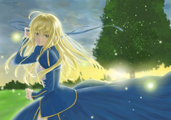 Anime picture 1400x986 with fate (series) fate/stay night studio deen type-moon artoria pendragon (all) saber zero829393 single long hair looking at viewer smile green eyes sky ahoge profile turning head adjusting hair evening sunset girl