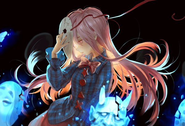 Anime picture 1173x800 with touhou hata no kokoro seeker single long hair holding looking away pink hair pink eyes expressionless ghost plaid girl skirt shirt bowtie mask checkered shirt