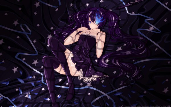 Anime picture 1920x1200 with black rock shooter vocaloid world is mine (vocaloid) hatsune miku black rock shooter (character) dhiea single long hair looking at viewer highres blue eyes black hair wide image purple hair lying nail polish shadow sleeveless glowing dark background