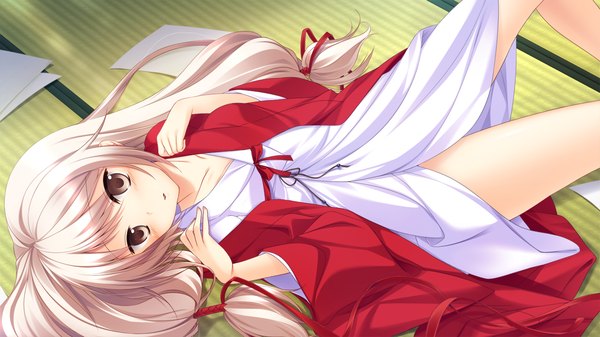Anime picture 1280x720 with sengoku hime long hair looking at viewer blush light erotic wide image brown eyes game cg white hair lying japanese clothes girl tatami