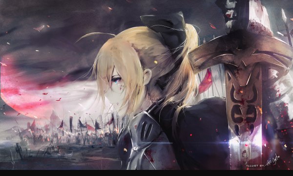 Anime-Bild 4960x2984 mit fate (series) fate/stay night artoria pendragon (all) saber aoi ogata single fringe highres short hair blonde hair wide image holding signed looking away absurdres cloud (clouds) ahoge profile aqua eyes blood on face