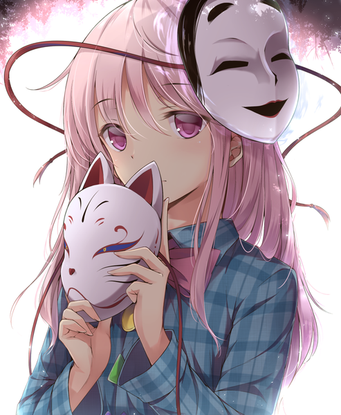 Anime picture 1000x1217 with touhou hata no kokoro toyosaki shu single long hair tall image fringe hair between eyes holding looking away pink hair upper body long sleeves pink eyes expressionless plaid mask on head backlighting girl bow