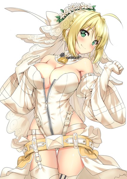 イラスト 752x1062 と Fateシリーズ fate/extra fate/extra ccc nero claudius (fate) (all) ネロ・クラウディウス(fate) セイバー・ブライド ボディマハッタヤ銀河(B-銀河) ソロ 長身像 カメラ目線 赤面 短い髪 おっぱい light erotic simple background 金髪 大きな乳房 白背景 肩出し 緑の目