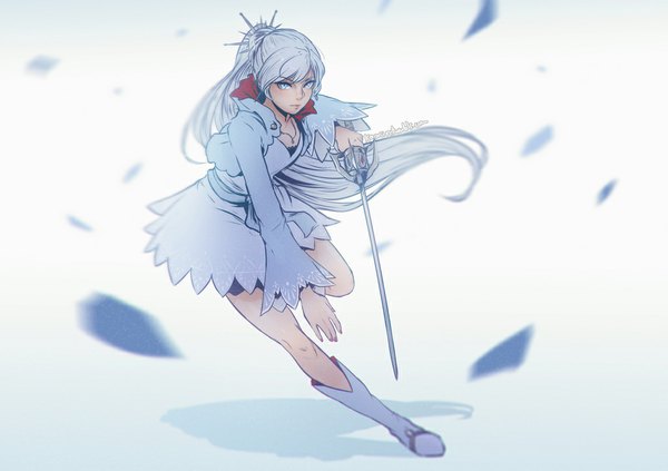 Anime picture 1024x723 with rwby rooster teeth weiss schnee koyoriin single long hair looking at viewer fringe blue eyes simple background holding ponytail lips grey hair blurry shadow eyebrows fighting stance girl weapon