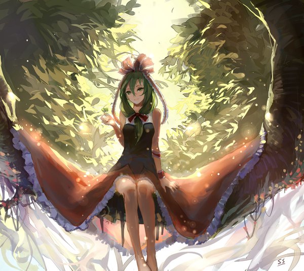 Anime picture 1500x1339 with touhou kagiyama hina sishenfan single long hair looking at viewer fringe smile bare shoulders holding green eyes signed bent knee (knees) green hair sunlight bare legs girl skirt bow plant (plants)