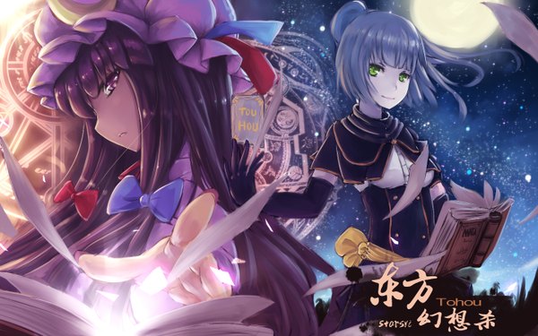 Anime picture 1440x900 with touhou patchouli knowledge takeshi takeshi long hair looking at viewer wide image purple eyes multiple girls green eyes purple hair light smile grey hair night magic girl dress bow 2 girls hair bow book (books)