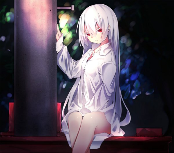 Anime picture 1000x882 with original shiroi ko (otokuyou) otokuyou single long hair looking at viewer fringe red eyes sitting white hair barefoot night legs albino girl shirt white shirt