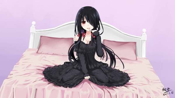 Anime picture 1600x898 with date a live tokisaki kurumi lyfrozt single long hair looking at viewer blush fringe breasts open mouth black hair simple background smile red eyes wide image sitting bare shoulders signed cleavage hair flower