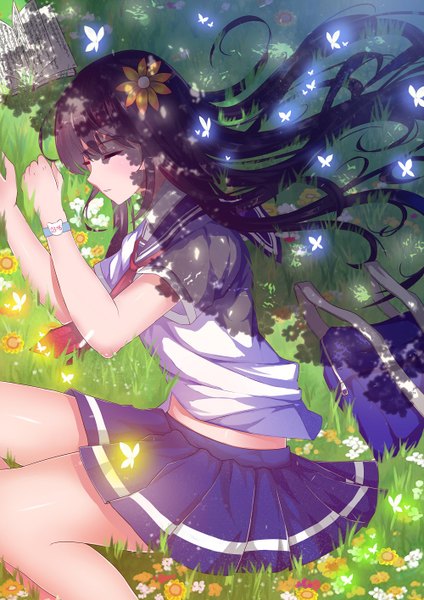 Аниме картинка 1000x1414 с оригинальное изображение kyuu (chiu850513) один (одна) длинные волосы высокое изображение чёрные волосы лёжа закрытые глаза цветок в волосах спит девушка юбка форма цветок (цветы) сэрафуку насекомое бабочка