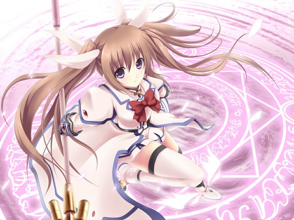 Anime picture 1000x750 with mahou shoujo lyrical nanoha akkijin single long hair looking at viewer brown hair purple eyes twintails light smile legs magic girl thighhighs white thighhighs wings shoes staff magic circle