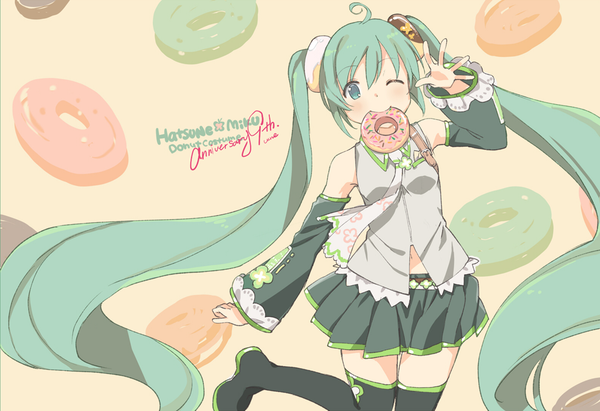 Anime picture 1000x686 with vocaloid hatsune miku ume (plumblossom) single looking at viewer blush fringe smile hair between eyes twintails bare shoulders holding ahoge bent knee (knees) very long hair pleated skirt one eye closed arm up aqua eyes wink