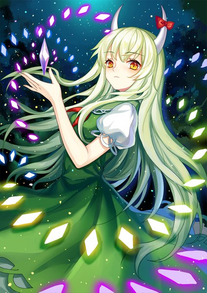 イラスト 900x1273 と 東方 上白沢慧音 ex-keine mirror (xilu4) ソロ 長髪 長身像 前髪 hair between eyes 黄色眼 角 green hair night puffy sleeves looking down 弾幕 女の子 ドレス クリスタル