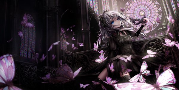 イラスト 3520x1784 と オリジナル missle228 ソロ 長髪 カメラ目線 highres 青い目 wide image 座る looking away white hair blurry lolita fashion ゴスロリ 女の子 ドレス ブーツ 黒いドレス 虫 蝶