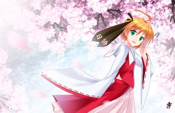 Anime picture 1280x826 with short hair blonde hair green eyes ahoge cherry blossoms miko girl