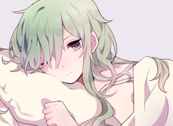 Anime picture 900x660 with kagerou project shaft (studio) kido tsubomi biskekun single long hair fringe simple background bare shoulders lying one eye closed green hair grey background grey eyes looking down girl pillow bed