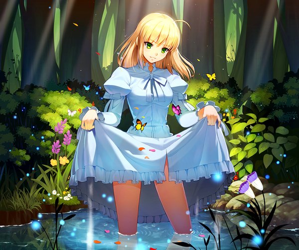 Anime picture 1000x838 with fate (series) fate/stay night artoria pendragon (all) saber vmax-ver (a3eilm2s2y) single long hair blush fringe blonde hair smile standing holding green eyes ahoge long sleeves parted lips head tilt sunlight bare legs