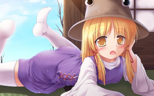 Anime picture 1600x1000 with touhou moriya suwako lzh single looking at viewer blush short hair open mouth blonde hair wide image yellow eyes lying legs girl thighhighs dress hat white thighhighs