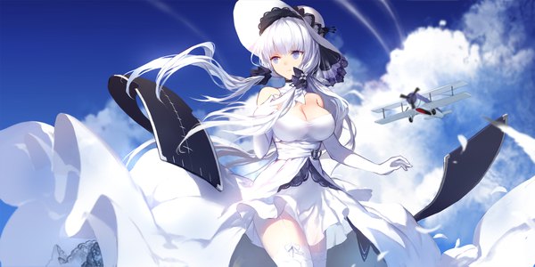 イラスト 2126x1063 と アズールレーン イラストリアス(アズールレーン) 超凶の狄璐卡 ソロ 長髪 前髪 highres おっぱい 青い目 hair between eyes wide image 立つ ツインテール 肩出し looking away 空 cleavage 銀髪 cloud (clouds) outdoors