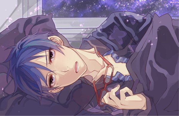 Anime picture 1275x825 with free! kyoto animation ryugazaki rei curryuku single looking at viewer short hair open mouth purple eyes blue hair lying night boy glasses window pillow bed pajamas