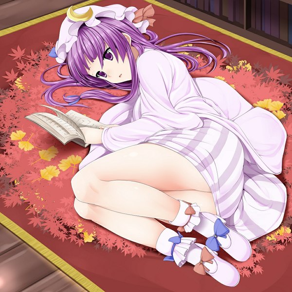 Anime picture 1000x1000 with touhou patchouli knowledge miki purasu single long hair fringe purple eyes purple hair lying legs on side reading girl bow socks shoes book (books) white socks bonnet ginkgo