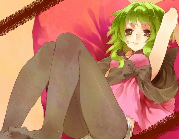 Anime picture 1200x934 with vocaloid gumi akizuki hakuto (artist) single smile green eyes green hair no shoes girl bow pantyhose