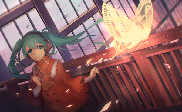 Anime picture 1137x700 with vocaloid hatsune miku iwato1712 single long hair fringe hair between eyes wide image twintails green eyes upper body ahoge outdoors long sleeves parted lips green hair wind wide sleeves fur trim glow