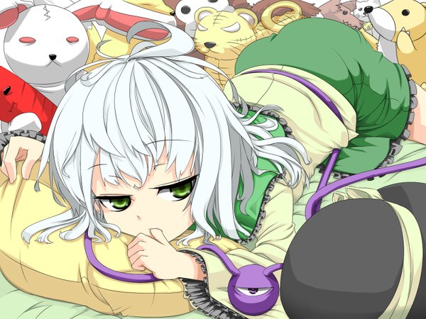 Anime picture 1600x1200 with touhou komeiji koishi shamo (koumakantv) single short hair green eyes silver hair white hair lying hat removed girl hat pillow toy stuffed animal stuffed toy