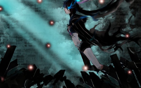 Anime picture 1440x900 with black rock shooter black rock shooter (character) shirahane nao single long hair blue eyes black hair wide image midriff wallpaper night sky glowing looking up glowing eye (eyes) pale skin ruins girl navel shorts cloak