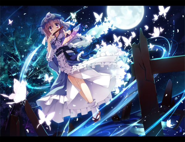 Anime picture 1000x766 with touhou saigyouji yuyuko t-ray single short hair pink hair pink eyes night girl dress plant (plants) petals tree (trees) socks insect butterfly moon white socks fan
