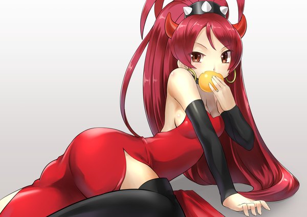 Anime picture 2000x1414 with mahou shoujo madoka magica shaft (studio) sakura kyouko rin2008 single long hair highres breasts light erotic simple background red eyes looking away ponytail red hair lying horn (horns) grey background arm support side slit reclining
