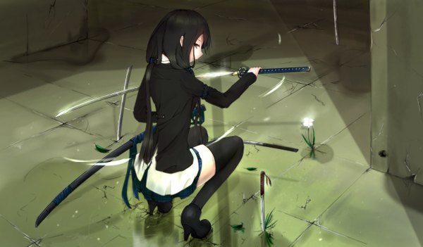 Anime picture 2478x1450 with original kikivi long hair highres black hair red eyes wide image looking back back squat girl thighhighs skirt hair ornament weapon black thighhighs sword katana feather (feathers) knife