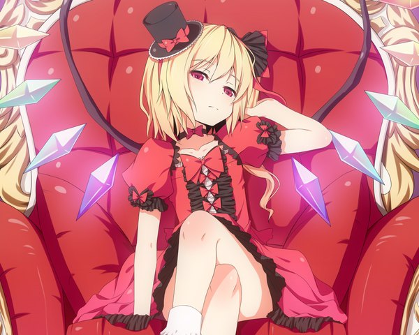 Anime picture 2000x1600 with touhou flandre scarlet dinyc single looking at viewer fringe highres short hair blonde hair hair between eyes red eyes sitting one side up crossed legs girl dress bow hat wings crystal