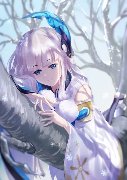 Anime picture 1146x1620 with onmyoji yuki onna (onmyoji) shan-n single long hair tall image fringe blue eyes signed silver hair lying traditional clothes japanese clothes light smile shadow no shoes looking down winter bare tree girl