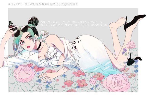 Anime picture 900x609 with jojo no kimyou na bouken kujo jolyne mike (tomatomato244) single short hair black hair bare shoulders looking away bent knee (knees) lying braid (braids) nail polish multicolored hair green hair grey background mole two-tone hair hair bun (hair buns) high heels legs