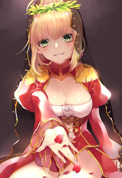 イラスト 1435x2100 と Fateシリーズ fate/extra nero claudius (fate) (all) ネロ・クラウディウス(fate) 一ノ瀬　霊 ソロ 長身像 カメラ目線 赤面 短い髪 おっぱい light erotic simple background 金髪 笑顔 大きな乳房 座る 緑の目 cleavage アホ毛