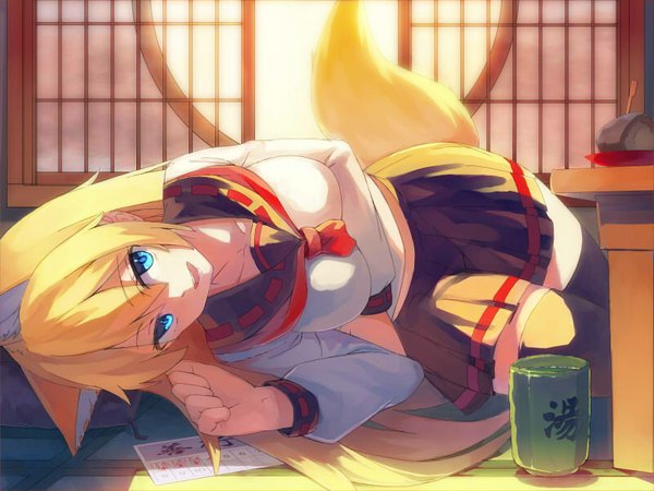 Anime picture 800x600 with original yasumo (kuusouorbital) yunomi (yunomi imonuy) single long hair looking at viewer fringe breasts open mouth blue eyes blonde hair animal ears bent knee (knees) indoors tail lying :d animal tail pleated skirt fox ears