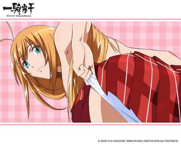 Anime picture 1280x1024 with ikkitousen sonsaku hakufu light erotic blonde hair smile green eyes ahoge pleated skirt from behind panty pull skirt