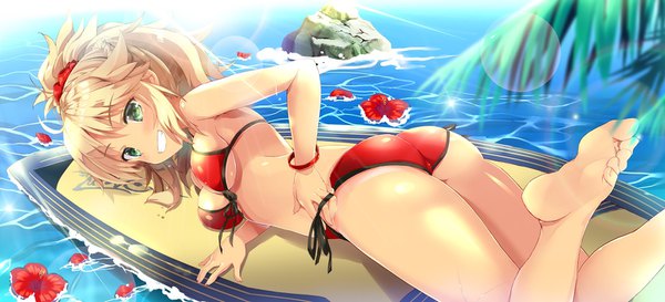 Anime picture 1538x700 with fate (series) fate/grand order mordred (fate) mordred (swimsuit rider) (fate) maruchan single long hair breasts light erotic blonde hair wide image green eyes payot bent knee (knees) ass ponytail :d sunlight arm support underboob