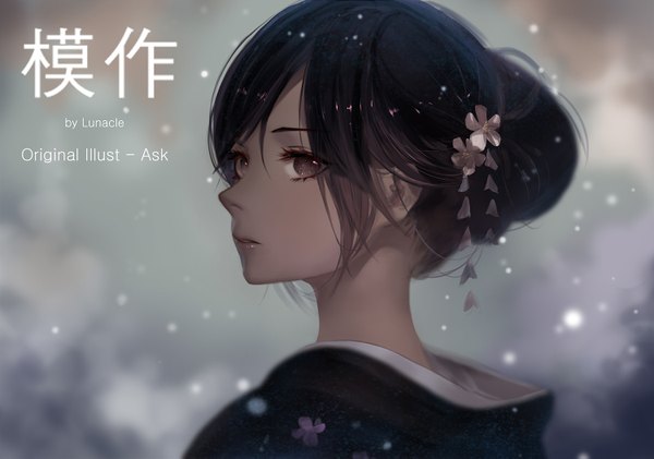 Anime picture 1500x1053 with di qiu wang shi ask (askzy) lunacle single short hair black hair signed traditional clothes japanese clothes pink eyes looking back hair flower hair bun (hair buns) hieroglyph girl hair ornament flower (flowers) kimono