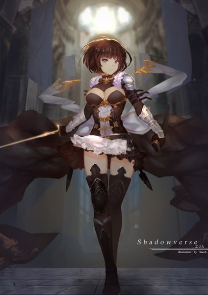 イラスト 2480x3507 と シャドウバース erika (shadowverse) 潇潇 ソロ 長身像 カメラ目線 前髪 highres 短い髪 おっぱい light erotic 茶色の髪 大きな乳房 立つ holding 緑の目 signed cleavage 全身 アホ毛