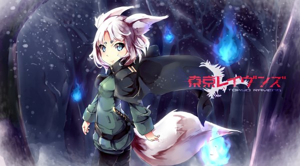 Anime-Bild 1366x760 mit tokyo ravens 8bit hishamaru pack er 5 single looking at viewer fringe short hair breasts blue eyes wide image standing animal ears white hair tail animal tail fox ears magic glowing fox tail