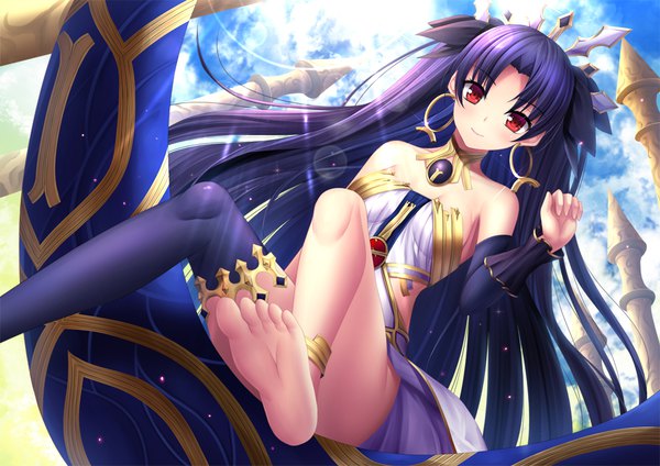 Anime picture 1000x708 with fate (series) fate/grand order ishtar (fate) toshi (1-147) single long hair looking at viewer blush light erotic black hair smile red eyes bare shoulders sky from below two side up legs girl thighhighs earrings